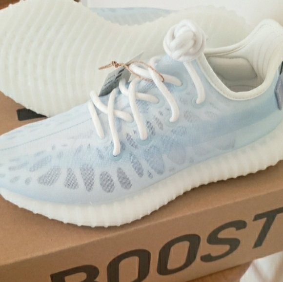 LIKE NEW YEEZY BOOST 350 V2 | Woman's Size 6 - Picture 2 of 9
